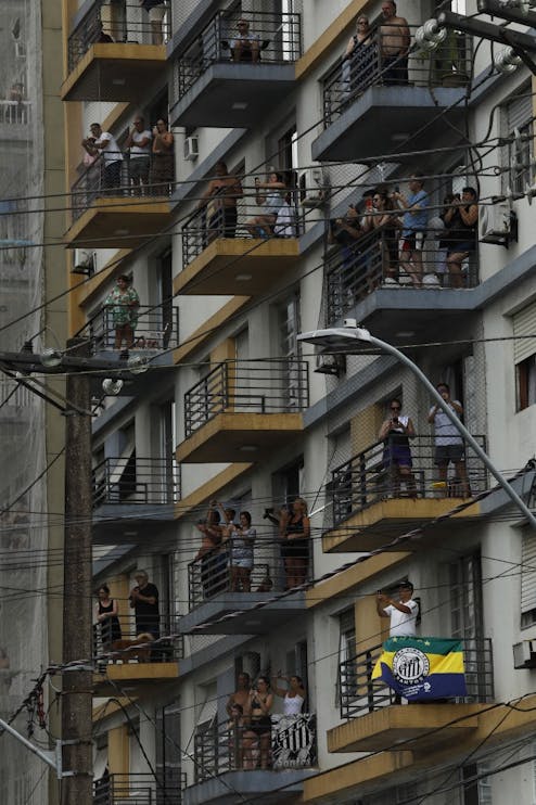 Moradores nas sacadas dos condomínios para acompanhar o cortejo do corpo de Pelé