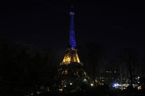 Torre Eiffel é iluminada com as cores da bandeira da Ucrânia